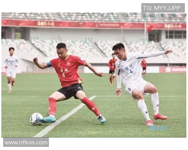 球星精彩一幕将足球精准踢入观众席引爆全场激情