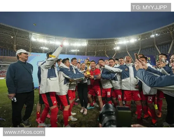 足球博主如何通过细节识别球星身份揭秘专业眼光与球迷误认的差距